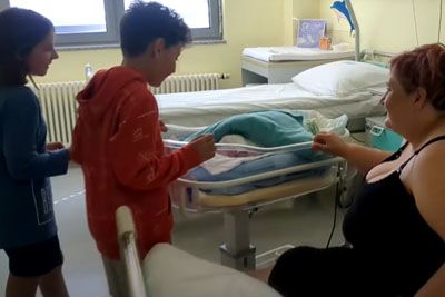 Matjaž in Simona objavila posnetek iz porodnišnice: Razveselila sta se petega otroka!