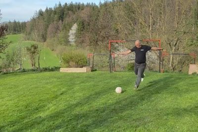 Janez Janša pokazal, kako igra nogomet: Izvedel je odličen strel v gol!
