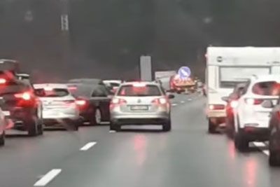 VIDEO: Neumnost na slovenski avtocesti: Tujec zapeljal pred reševalno vozilo!