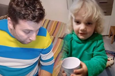 VIDEO: Sin je očetu večkrat prinesel vodo: Posnetek, ki je nasmejal Slovence!