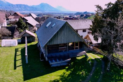 Prenovila sta star skedenj na Gorenjskem: Čudovit dom, ki navdušuje Slovence!