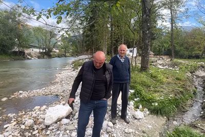 VIDEO: Kanalizacija, ki se izteka v Kamniško Bistrico: Občan opozarja na težave!