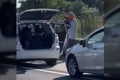 VIDEO: V trčenju pri Brezovici umrl voznik: Moški na avtocesti igral harmoniko!