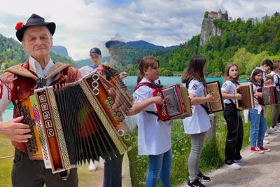 VIDEO: Čudovit nastop ob Blejskem jezeru: Na harmonike zaigralo 450 glasbenikov!