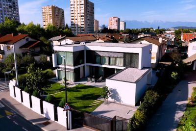 VIDEO: Čudovita in moderna hiša v Ljubljani, ki je v lasti slovenskega košarkarja