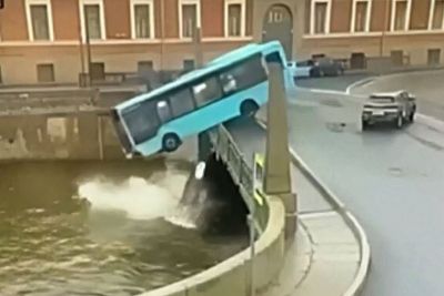 VIDEO: Grozljiv posnetek iz Rusije: Avtobus po trčenju zapeljal v reko!