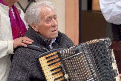 VIDEO: Franc Šegovc praznoval 87. rojstni dan: Tako je zaigral na harmoniko!