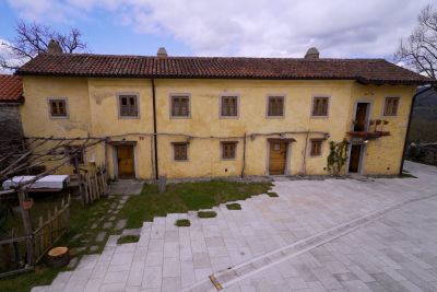 VIDEO: Italijan na Krasu prenovil porušeno župnišče, da bi ohranil kulturno dediščino