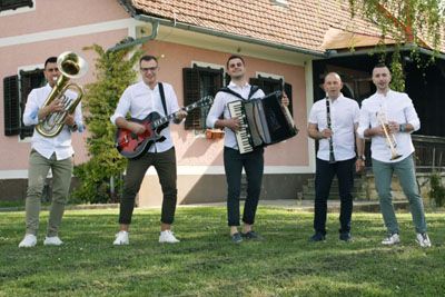Slovenski pevci priredili uspešnico 