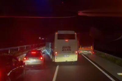 VIDEO: Posnetek z naše avtoceste: Avtobus zaprl pot reševalnemu vozilu!