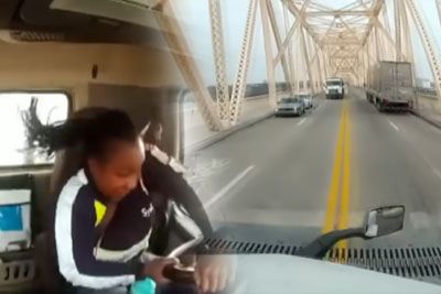 Grozljivka za voznico tovornjaka: Posnetek, ko je obvisela z mostu nad reko!