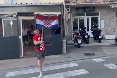 VIDEO: Jeza navijačev ob porazu Hrvaške: Televizorje so metali kar skozi okna!