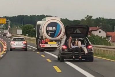 Neumnost na avtocesti pri Zagrebu: Pijani so se vozili v odprtem prtljažniku!