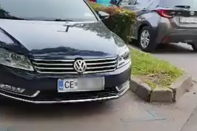 VIDEO: Nenavaden prizor iz Celja: Posneli trenutek, ko je iz avtomobila lezla kača!