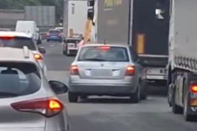 VIDEO: Butasti vozniki na slovenski avtocesti: Peljali so kar po reševalnem pasu!