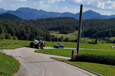 Izjemna poteza slovenskega ženina: Na poroko se je pripeljal kar s traktorjem!