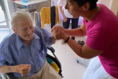 VIDEO: Posnetek, ki je ganil Slovenijo: 94-letni Lojze vstal z vozička in zaplesal!