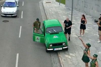 VIDEO: Miha Deželak z zeleno katrco krenil proti Parizu, da podpre naše športnike