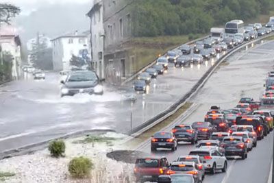 VIDEO: Huda ura v Istri: Med neurjem poplavilo avtocesto, ulice v Pazinu pod vodo!