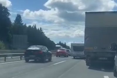 Neumni vozniki na primorski avtocesti: Bi jih morali policisti kaznovati?