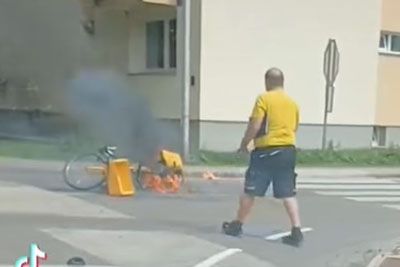 VIDEO: Poštarju v Ljubljani zagorelo električno kolo: Eksplodirala je baterija!