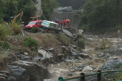 VIDEO: Poplave na severu Italije: Deroča voda odnesla most, pogrešajo eno osebo!