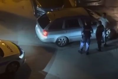 VIDEO: Norčevanje iz policistov v Kočevju? Med policijsko kontrolo plesal in prepeval!