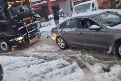 Audi na pomoč tovornjaku, ki je obtičal v snegu: Zgodilo se je na severu BiH!