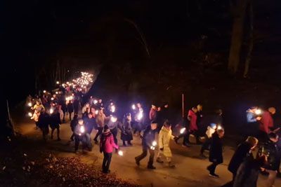 Božični pohod z baklami na Celjski grad: Na vrhu so zapeli Belo snežinko!