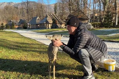 Prizor, ki je ganil Slovenijo: Za novo leto ga je obiskala hvaležna srna!