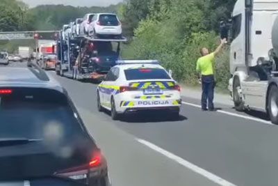 Povišali kazen za voznike, ki izkoriščajo reševalni pas in vozijo po sredini