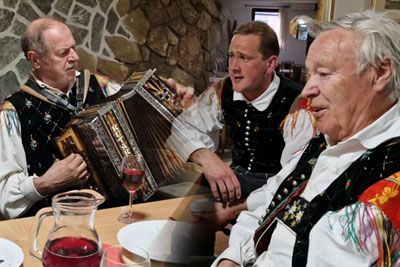 Legende slovenske glasbe zapele v dobri družbi: Nastop, ki navdušuje!