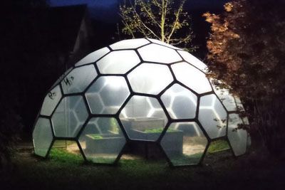 Željko navdušil Slovence: Pokazal rastlinjak, ki ga je izdelal za ženo