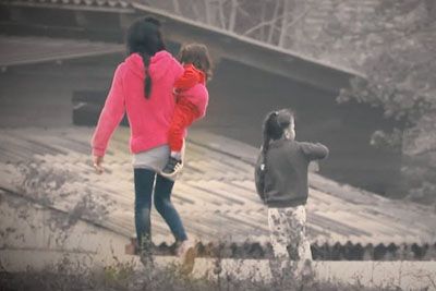 Dekleta iz romskega naselja o nosečnosti: »15, 16, 17 let, to me ne moti«