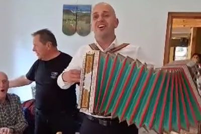 Župan iz Ribnice pokazal talent: Poglejte, kako je zaigral harmoniko