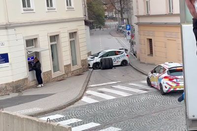 Nesreča med relijem v Idriji, domačinka med nevarnostjo na bankomat