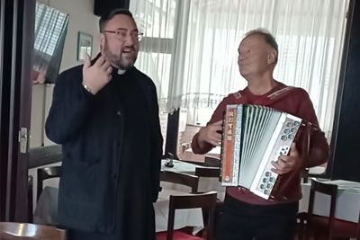 Župnik, ki je navdušil Slovenijo: Prisluhnite, kako je zapel slovensko pesem