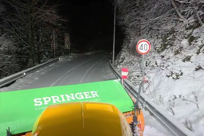 Slovenec iz traktorja objavil posnetek, ko je plužil sneg: Iz Štajerske na Koroško