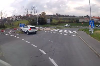 Dramatičen prizor na krožišču pri Kopru, voznica porušila prometne znake