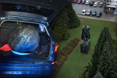 Glavo Titovega kipa našli v avtu: Posnetek iz zraka razkriva, kaj je ostalo od kipa