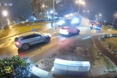 Filmski posnetek iz Romunije: Mercedes poletel čez krožišče in dve vozili