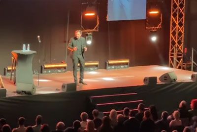 Slovenski župnik nasmejal na odru: Povedal, kateri praznik ima najraje