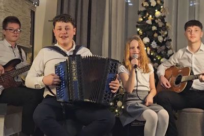 Mladi iz Prekmurja priredili božično uspešnico: Zapeli so ob harmoniki