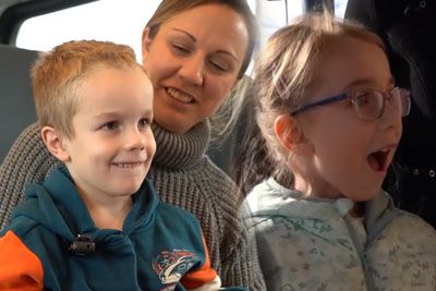 Otrokoma zaigralo srce: Presenečenje za Krisa in Tio, ne bosta ga pozabila