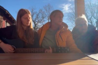 17-letna Hana zaigrala na kitaro: Mama in babica ganili s petjem