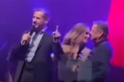 Golob na zabavi v družbi Jankovića: Janša s posnetkom zanetil požar