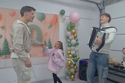 Firbci ganili 10-letno deklico Niko, na koncu v solzah plesala s pevcem