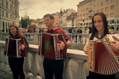 Organizator objavil posnetek, shod harmonik bo v Ljubljani kljub prepovedi