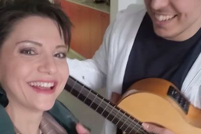 Tanja Žagar s petjem zažgala splet, zapela je z očarljivim 28-letnikom