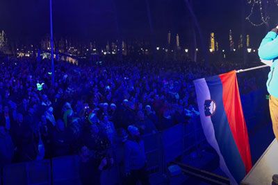 Prizor sredi Ljubljane, ki dviga kocine: 10.000 ljudi zapelo